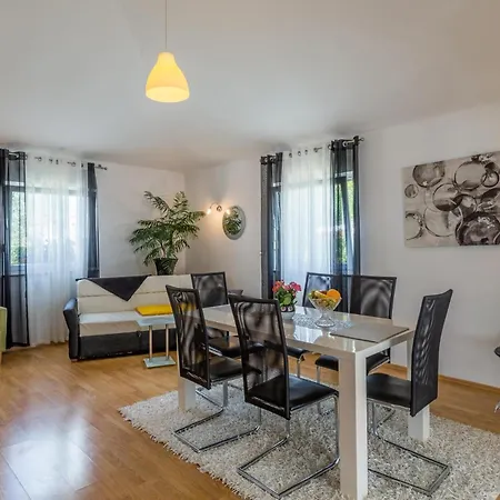 Stunning In Vodnjan With Kitchen Holiday home *